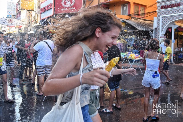 เริ่มแล้ว!!! สงกรานต์ "ถนนข้าวสาร"