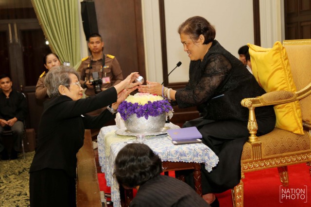 สมเด็จพระเทพฯ เสด็จพระราชทานน้ำสงกรานต์แก่พระอาจารย์อาวุโสที่เคยถวายพระอักษร