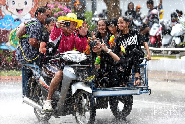 ชุ่มฉ่ำ... ถนนข้าวยำ