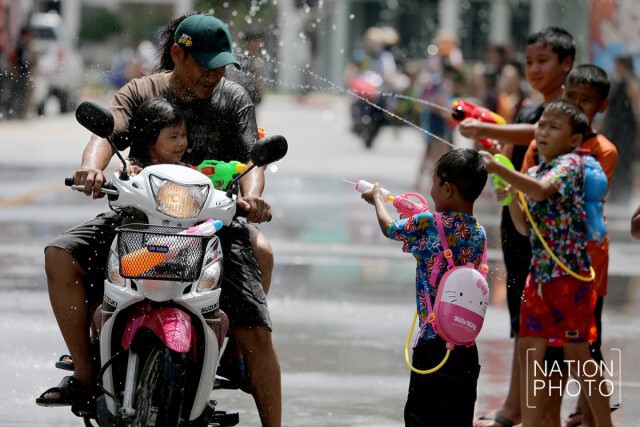 ชุ่มฉ่ำ... ถนนข้าวยำ
