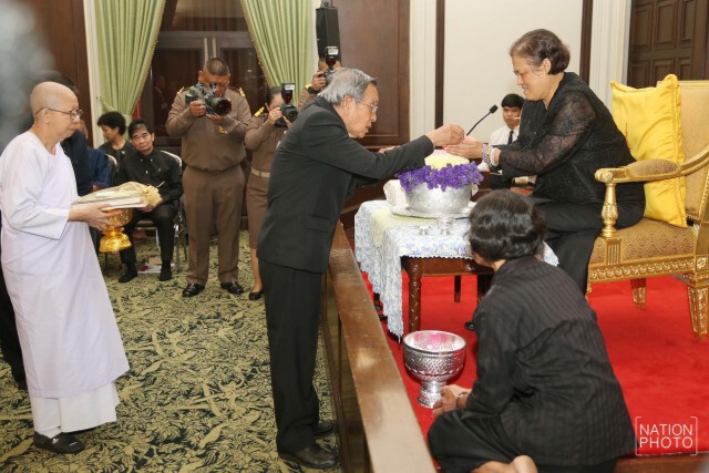 สมเด็จพระเทพฯ เสด็จพระราชทานน้ำสงกรานต์แก่พระอาจารย์อาวุโสที่เคยถวายพระอักษร