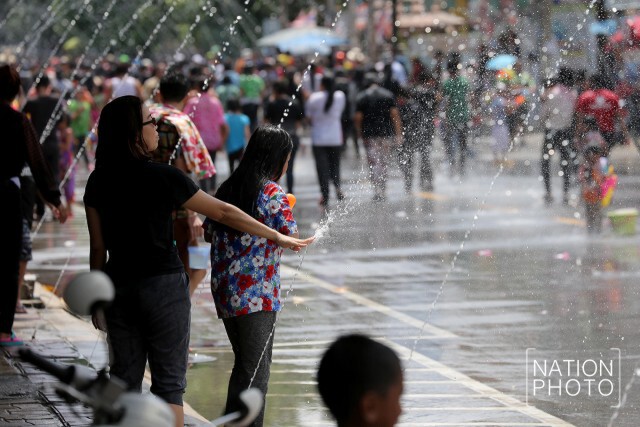 ชุ่มฉ่ำ... ถนนข้าวยำ