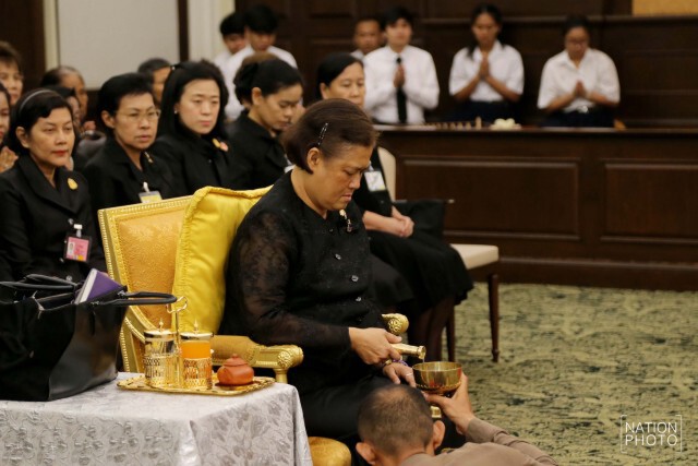 สมเด็จพระเทพฯ เสด็จพระราชทานน้ำสงกรานต์แก่พระอาจารย์อาวุโสที่เคยถวายพระอักษร