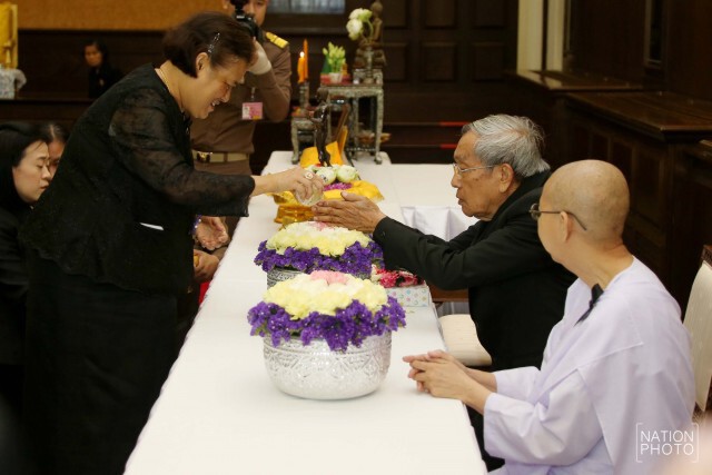 สมเด็จพระเทพฯ เสด็จพระราชทานน้ำสงกรานต์แก่พระอาจารย์อาวุโสที่เคยถวายพระอักษร