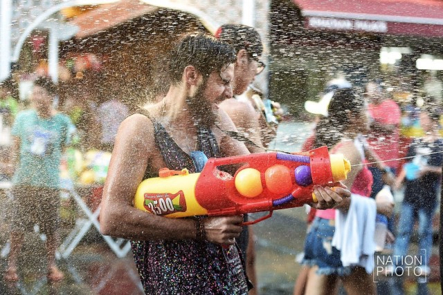 นักท่องเที่ยวต่างชาติเล่นน้ำสงกรานต์