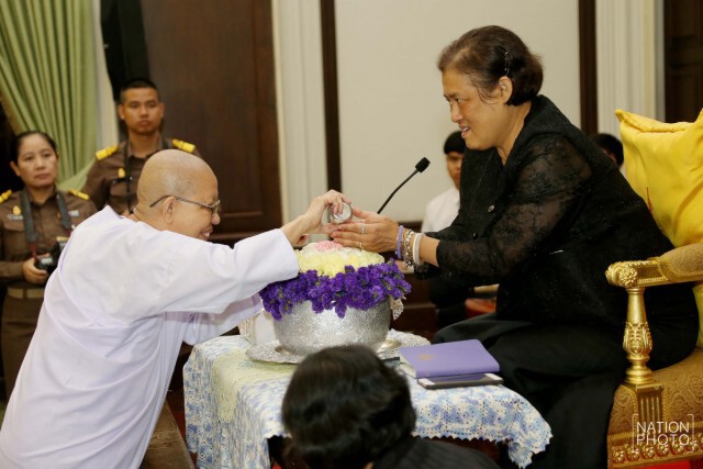 สมเด็จพระเทพฯ เสด็จพระราชทานน้ำสงกรานต์แก่พระอาจารย์อาวุโสที่เคยถวายพระอักษร