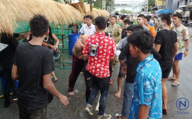 ดวลหมัด...สงกรานต์ ถนนข้าวปุ้น