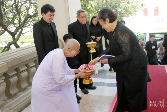 สมเด็จพระเทพฯ เสด็จพระราชทานน้ำสงกรานต์แก่พระอาจารย์อาวุโสที่เคยถวายพระอักษร