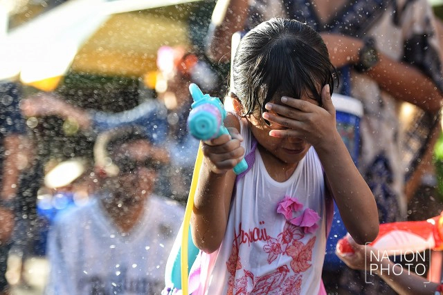 เริ่มแล้ว!!! สงกรานต์ "ถนนข้าวสาร"