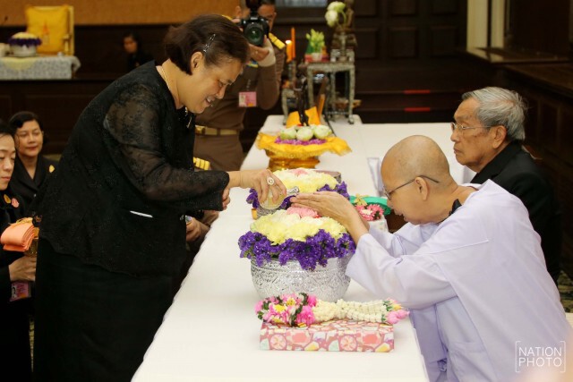 สมเด็จพระเทพฯ เสด็จพระราชทานน้ำสงกรานต์แก่พระอาจารย์อาวุโสที่เคยถวายพระอักษร