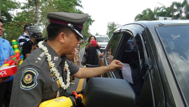 ตร.ทล.สร้างสีสัน แต่งชุดไทยพกปืนฉีดน้ำ
รณรงค์เล่นสงกรานต์ปลอดภัย