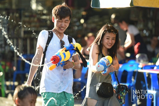 เริ่มแล้ว!!! สงกรานต์ "ถนนข้าวสาร"