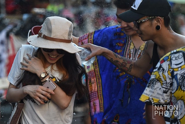 เริ่มแล้ว!!! สงกรานต์ "ถนนข้าวสาร"