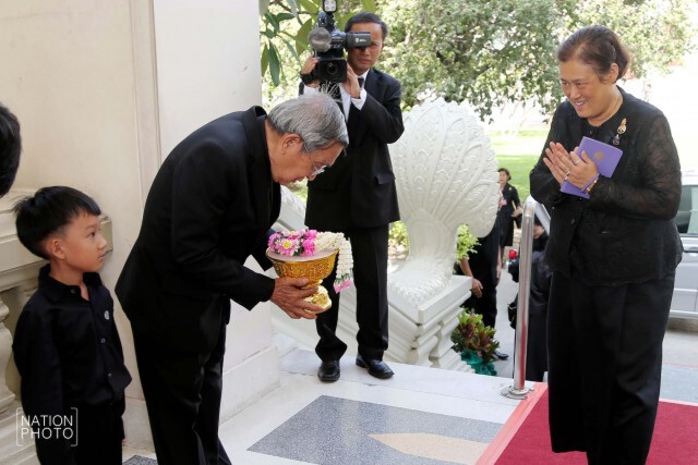 สมเด็จพระเทพฯ เสด็จพระราชทานน้ำสงกรานต์แก่พระอาจารย์อาวุโสที่เคยถวายพระอักษร