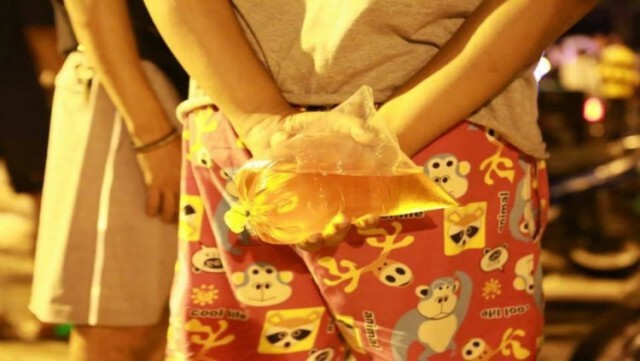 เด็กแว้นเมืองชล นำน้ำปลาร้า-น้ำมันเครื่องใส่ถุง ขว้างใส่ปชช.