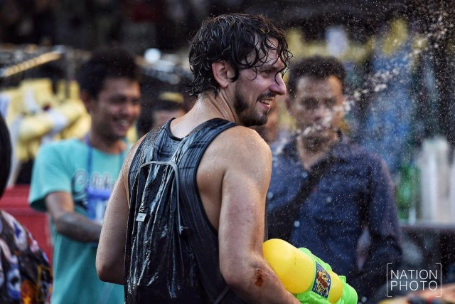 นักท่องเที่ยวต่างชาติเล่นน้ำสงกรานต์