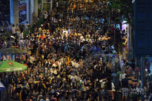 เล่นน้ำสงกรานต์ถนนสีลมช่วงค่ำคนยังคึกคัก