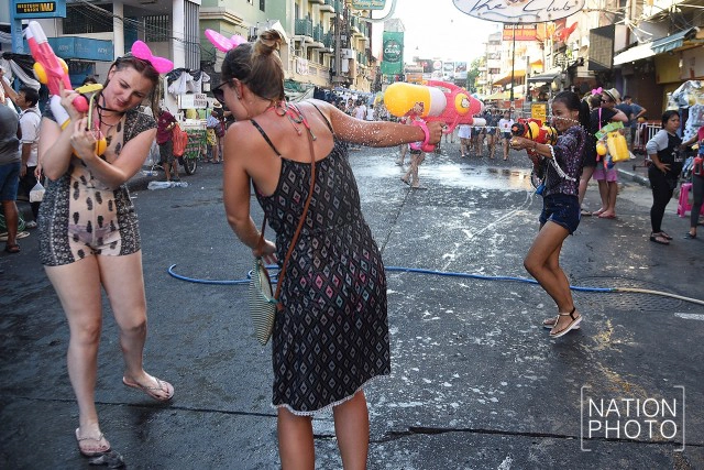 เริ่มแล้ว!!! สงกรานต์ "ถนนข้าวสาร"