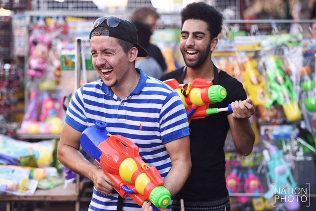 นักท่องเที่ยวต่างชาติเล่นน้ำสงกรานต์