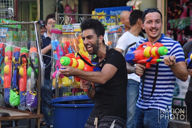 เริ่มแล้ว!!! สงกรานต์ "ถนนข้าวสาร"