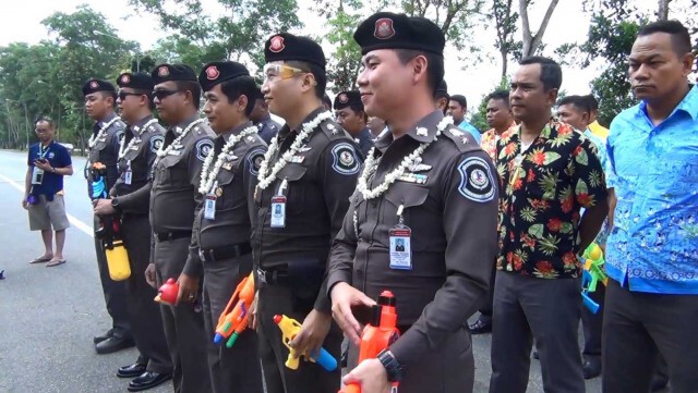 ตร.ทล.สร้างสีสัน แต่งชุดไทยพกปืนฉีดน้ำ
รณรงค์เล่นสงกรานต์ปลอดภัย
