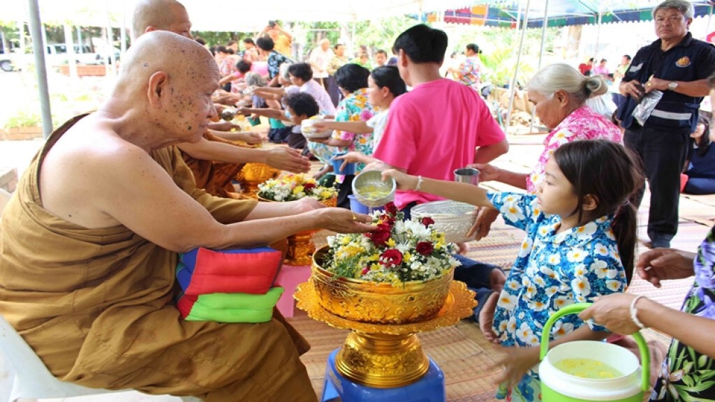 ชาวบ้านแห่รดน้ำขอพร "หลวงปู่หนูอินทร์" พระเกจิดังแห่งเมืองกาฬสินธุ์ ชาวบ้านแห่รดน้ำขอพร "หลวงปู่หนูอินทร์" พระเกจิดังแห่งเมืองกาฬสินธุ์