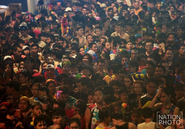 สงกรานต์ถนนสีลมช่วงค่ำคนยังคึกคัก