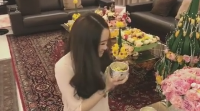 "อุ๊งอิ๊ง"รดน้ำขอพร"พ่อทักษิณ"ในวันสงกรานต์