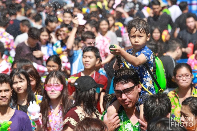 "สงกรานต์เมษา ผ้าขาวม้า ยกสยาม"@สยามสแควร์ ชุ่มฉ่ำ