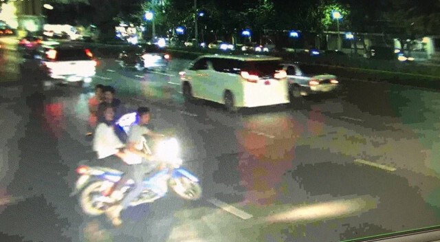 แว้นซิ่งป่วนเมืองเหิม! ชักมีดแทงสิบตำรวจควบคุมฝูงชนสาหัส