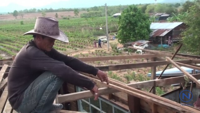 พายุลูกเห็บ ถล่มบ้านพังนับร้อย
ชาวบ้านขวัญผวา หนีพายุอลหม่านกลางดึก