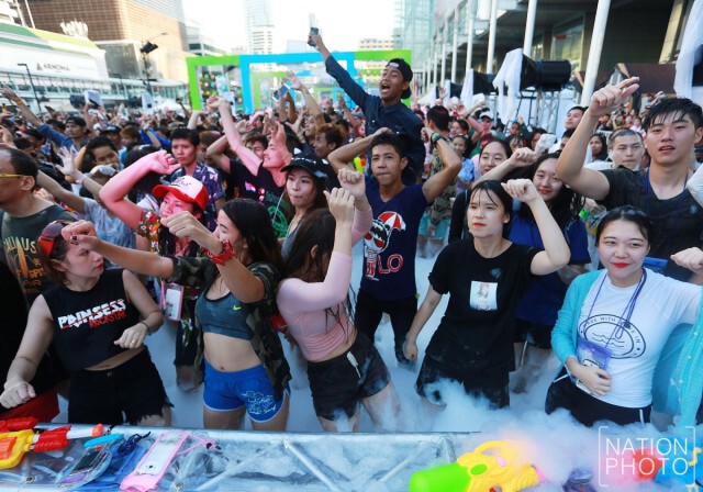 ประชาชนต่างสนุกสนาน"สงกรานต์ปาร์ตี้โฟม"