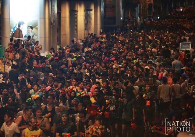 สงกรานต์ถนนสีลมช่วงค่ำคนยังคึกคัก