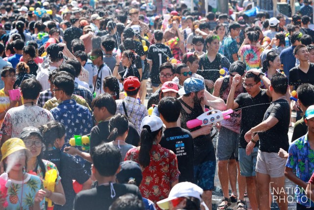 "สงกรานต์เมษา ผ้าขาวม้า ยกสยาม"@สยามสแควร์ ชุ่มฉ่ำ