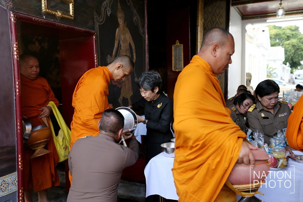 มจ.หญิง ศรีสว่างวงศ์ บุญจิตราดุลย์ เป็นประธานในพิธีตักบาตรเนื่องในพระราชพิธีสงกรานต์ พ.ศ.2560