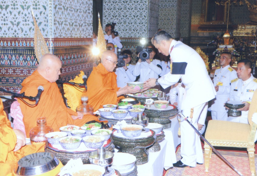 สมเด็จพระเจ้าอยู่หัว เสด็จฯ สรงน้ำพระพุทธรูปและพระบรมสารีริกธาตุ สมเด็จพระเจ้าอยู่หัว เสด็จฯ สรงน้ำพระพุทธรูปและพระบรมสารีริกธาตุ