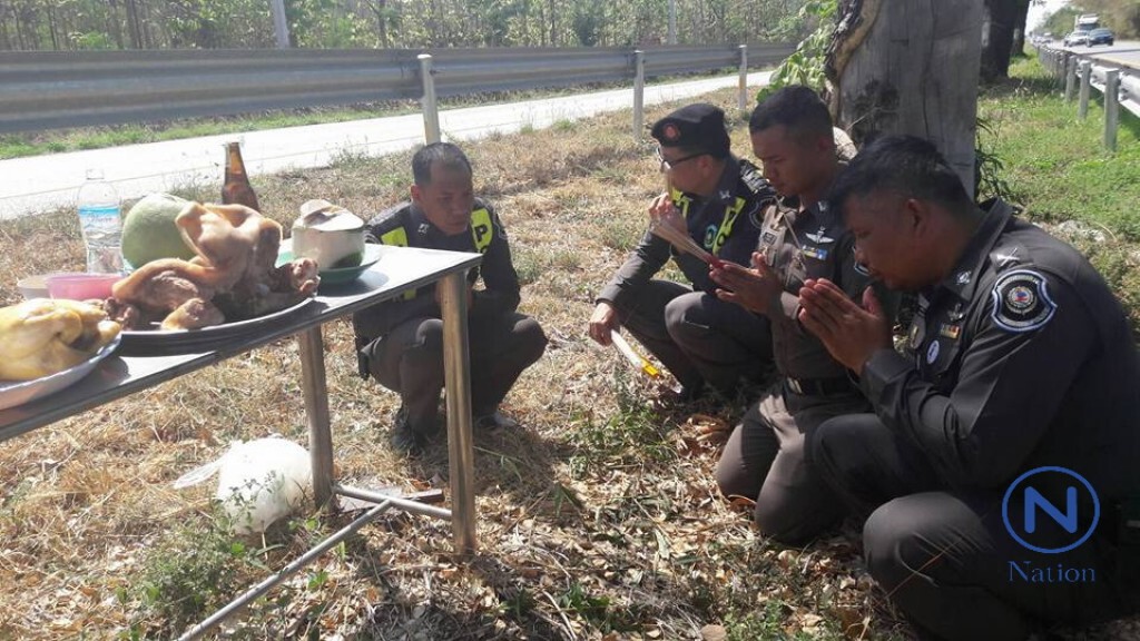 ตร.ทางหลวงเซ่นไหว้เจ้าที่-ชาวบ้านเชื่อลดอุบัติเหตุช่วงสงกรานต์
