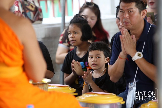 วัดอรุณฯ คึกคัก ปชช.เดินทางมาทำบุญช่วงสงกรานต์ ไม่ขาดสาย