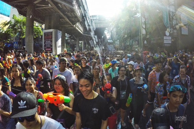 (ภาพชุด) สงกรานต์ถนนสีลม วันสุดท้าย