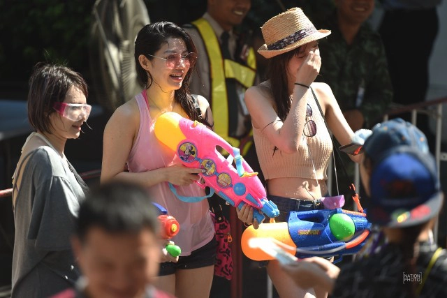 (ภาพชุด) สงกรานต์ถนนสีลม วันสุดท้าย