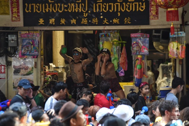 (ภาพชุด) สงกรานต์ถนนสีลม วันสุดท้าย