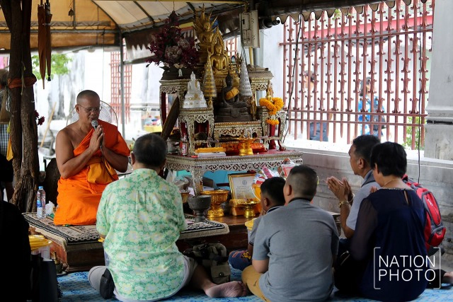 วัดอรุณฯ คึกคัก ปชช.เดินทางมาทำบุญช่วงสงกรานต์ ไม่ขาดสาย