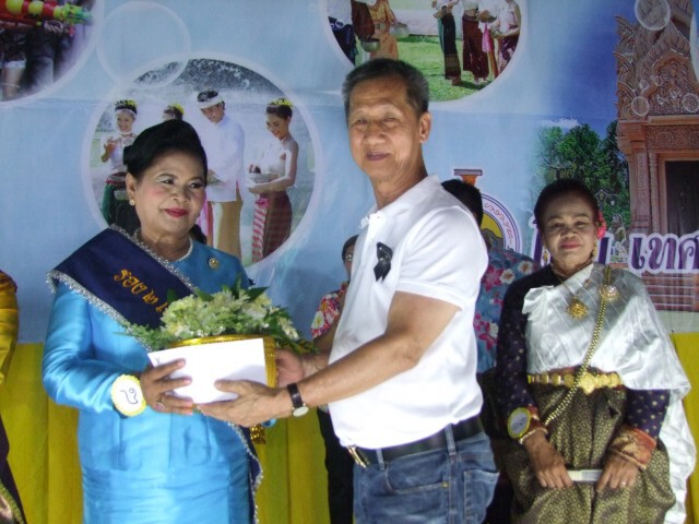 สวยไม่สร่าง... สาวงามสูงวัย อายุ 71 ปี คว้ารางวัล "ธิดาวัยทอง งานสงกรานต์"