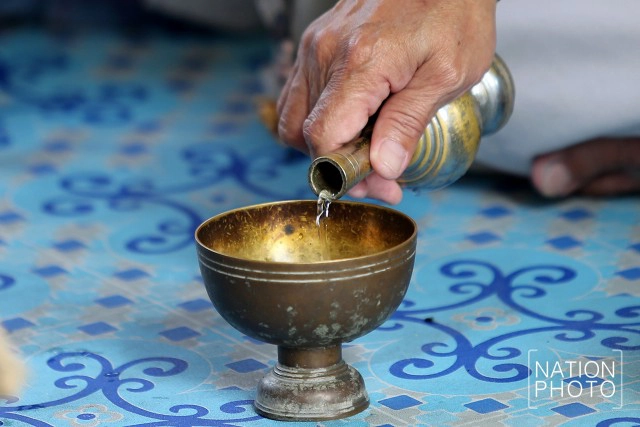 วัดอรุณฯ คึกคัก ปชช.เดินทางมาทำบุญช่วงสงกรานต์ ไม่ขาดสาย