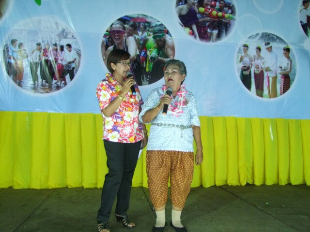 สวยไม่สร่าง... สาวงามสูงวัย อายุ 71 ปี คว้ารางวัล "ธิดาวัยทอง งานสงกรานต์"
