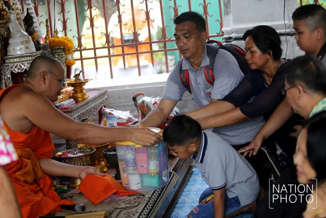 วัดอรุณฯ คึกคัก ปชช.เดินทางมาทำบุญช่วงสงกรานต์ ไม่ขาดสาย