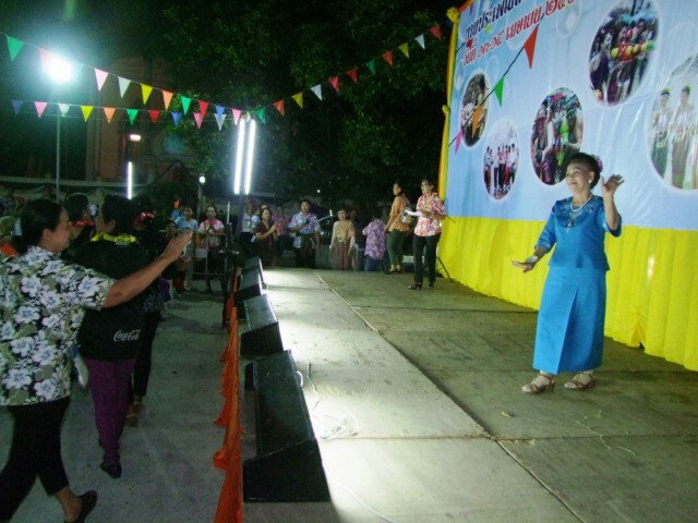 สวยไม่สร่าง... สาวงามสูงวัย อายุ 71 ปี คว้ารางวัล "ธิดาวัยทอง งานสงกรานต์"