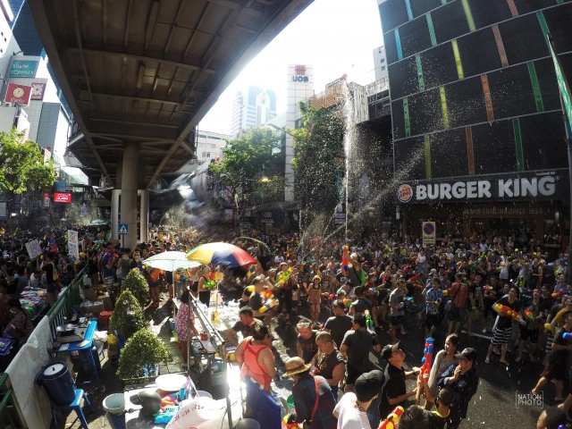 (ภาพชุด) สงกรานต์ถนนสีลม วันสุดท้าย