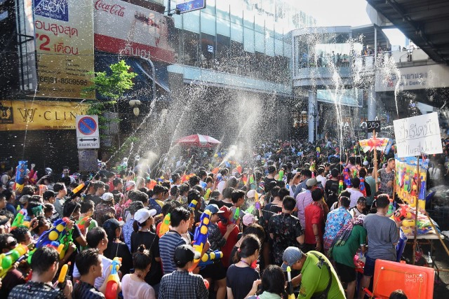 (ภาพชุด) สงกรานต์ถนนสีลม วันสุดท้าย