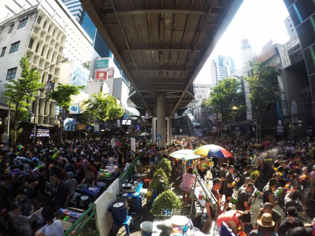 (ภาพชุด) สงกรานต์ถนนสีลม วันสุดท้าย